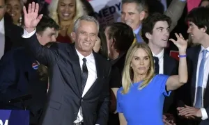 Kennedy Jr.: Vợ khó chịu khi tôi ủng hộ Trump Kennedy Jr.: Vợ khó chịu khi tôi ủng hộ Trump
