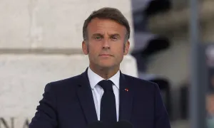 Liên minh cánh tả Pháp đe dọa luận tội Tổng thống Macron