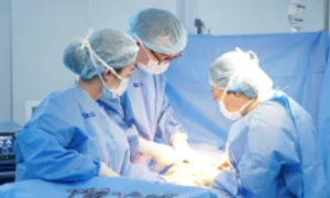 Một thai lưu, thai còn lại được nuôi trong bụng mẹ đến chào đời