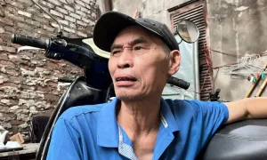 Bất lực nhìn ngôi nhà cháy khiến 5 người chết ở Hà Nội Bất lực nhìn ngôi nhà cháy khiến 5 người chết ở Hà Nội